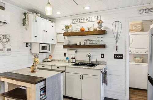 Sylva Cabina | Cottage in the Great Smoky Mountains with Spectacular Views & Farmhouse Decor