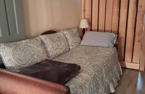 Sweet Valley Cama Y Desayuno | Cottage in the Woods B&B=The Bluebird Bungalow