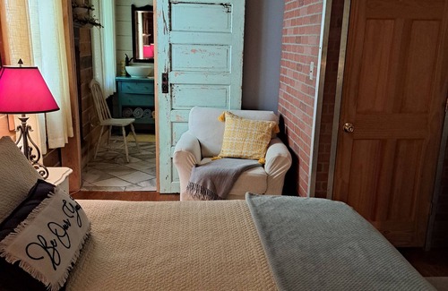 Sweet Valley Cama Y Desayuno | Cottage in the Woods B&B=The Bluebird Bungalow