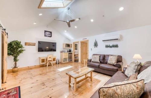 Bass Lake Cabaña | Cottage Like Suite w/ Private Hot Tub