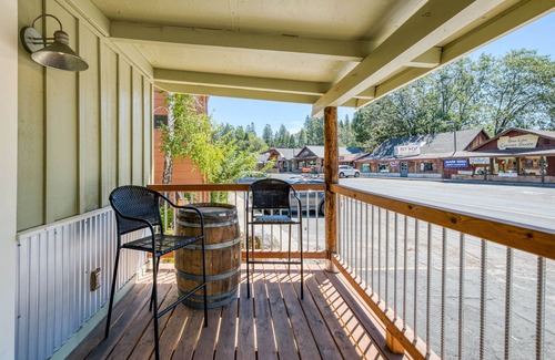 Bass Lake Chalet De Esquí | Cottage Like Suite with Private Hot Tub