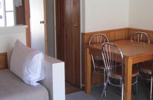 Two Mile Bay Hotel | Cottage Mews Motel