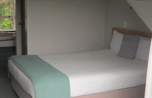 Two Mile Bay Hotel | Cottage Mews Motel