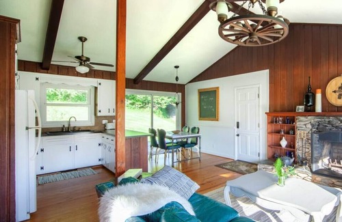 Mount Airy Cabaña | Descrito como: Un lugar muy especial, sereno y hermoso, nuestros perros están en el cielo.