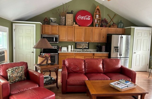 Lexington Cabaña | Cottage on a thoroughbred farm, close to the Horse Park, Downtown, or Keeneland