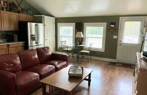 Lexington Cabaña | Cottage on a thoroughbred farm, close to the Horse Park, Downtown, or Keeneland