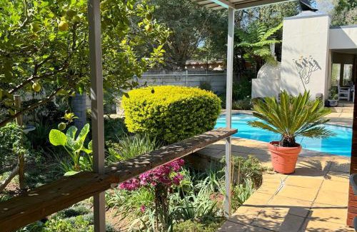 Greater Johannesburg Metropolitan Area Casa | Cottage - Sleeps 4 - Pet friendly - Pool - Parking