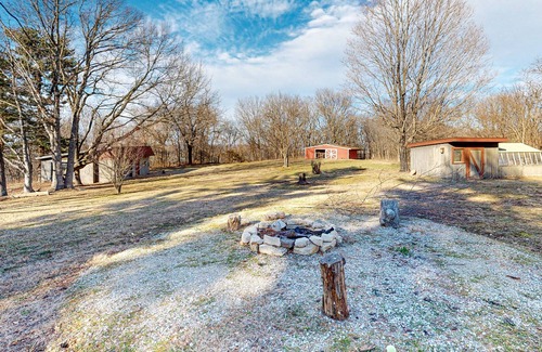 Eureka Springs Cabaña | Cottage with garden patio, washer/dryer, central AC & grill