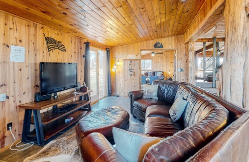 Eureka Springs Cabaña | Cottage with garden patio, washer/dryer, central AC & grill