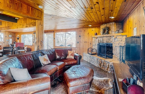 Eureka Springs Cabaña | Cottage with garden patio, washer/dryer, central AC & grill