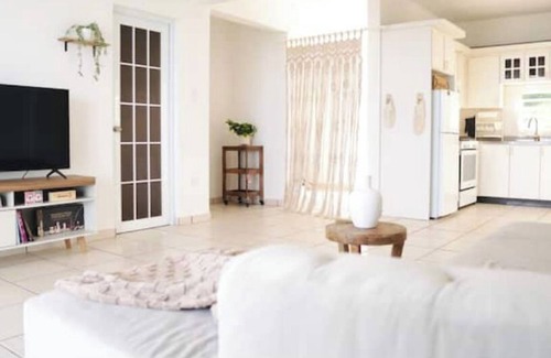 Masa Cabaña | Cottage with Ocean, City and Rainforest Views