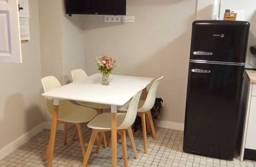 La Adrada Casa | Casita con jardín privado, aire acondicionado y barbacoa. Se admiten mascotas.