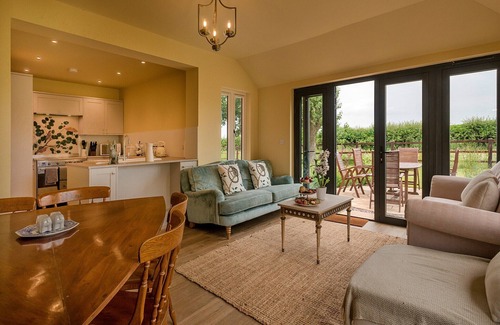 Halfway House Cabaña | Cabañas junto al río Severn con jacuzzi