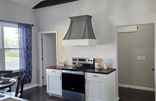 Fostoria Apartamento | Country charm and modern finishes with beautiful open living and dining areas