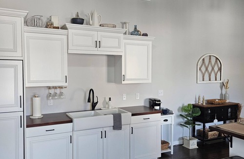 Fostoria Apartamento | Country charm and modern finishes with beautiful open living and dining areas