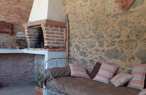 Sainte-Maure-de-Peyriac Cabaña | Country house with wooded garden in the heart of a village