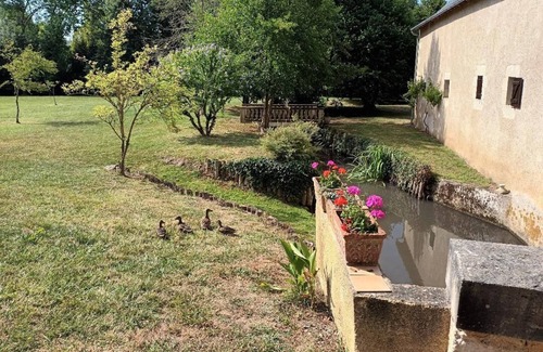 Chemille-sur-Deme Cabaña | Country gîte "Le Moulin" (stream, meadow, garden...)