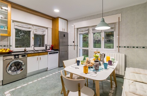 Colindres Casa | Casa rural 'Casa La Quinta' con vistas a la montaña, piscina privada y Wi-Fi