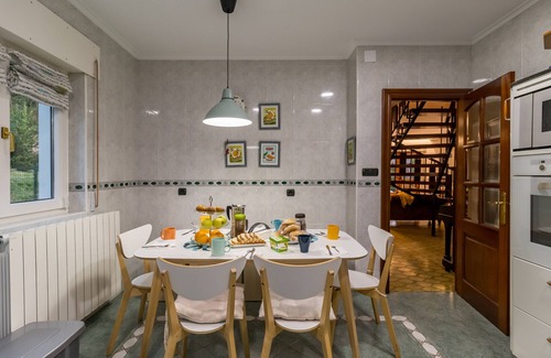 Colindres Casa | Casa rural 'Casa La Quinta' con vistas a la montaña, piscina privada y Wi-Fi
