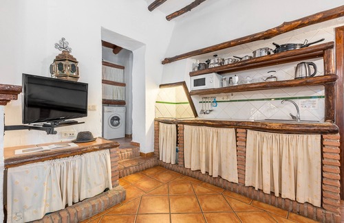 La Zubia Casa | Casa rural 'El Almendro' con vistas a la montaña, piscina compartida y Wi-Fi