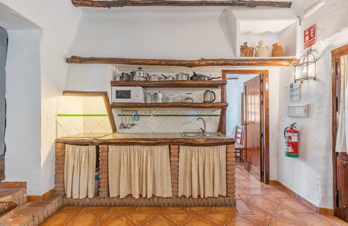 La Zubia Casa | Casa rural 'El Almendro' con vistas a la montaña, piscina compartida y Wi-Fi
