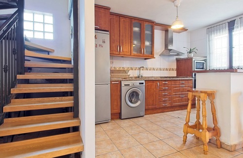 Onzonilla Casa | Casa rural 'Kely' con terraza privada, jardín privado y Wi-Fi