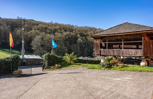 Cangas de Narcea Casa | Casa rural 'La Posada Del Chano' con vistas a la montaña, piscina privada y Wi-Fi