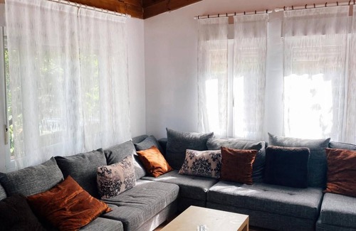 Lana Casa | Casa rural 'Landa' con vistas a la montaña, piscina compartida y Wi-Fi