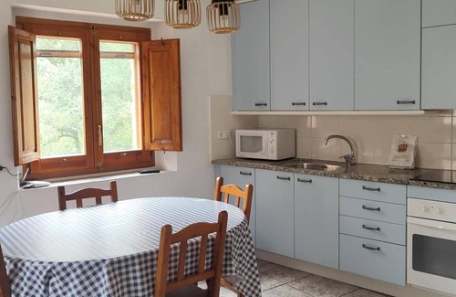 Santa Pau Casa | Casa rural 'Mas El Carrer - Baixos' con vistas a la montaña, piscina compartida y Wi-Fi