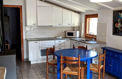 Santa Pau Casa | Casa rural 'Mas El Carrer - Baixos' con vistas a la montaña, piscina compartida y Wi-Fi