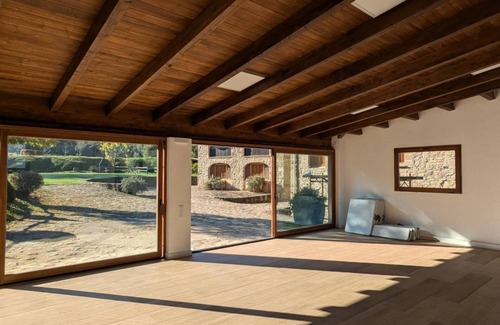Santa Pau Casa | Casa rural 'Mas El Carrer - Baixos' con vistas a la montaña, piscina compartida y Wi-Fi