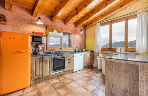 Montcortes Casa | Casa rural 'Sisquet' con vistas a la montaña, terraza privada y Wi-Fi