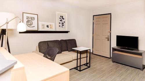 Appleton Hotel | Country Inn & Suites by Radisson, Appleton Airport - Fox River Mall Area