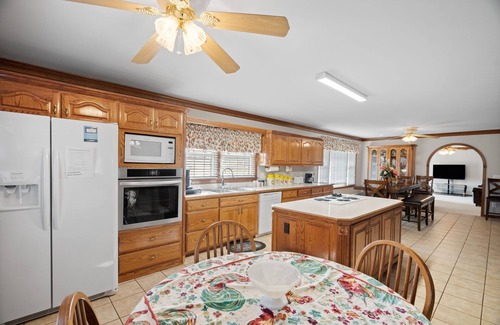 Springfield Casa | Country living at its best, chickens and a beautiful stocked pond to fish in