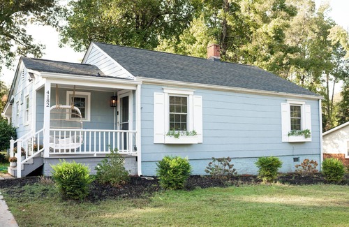 Covington Casa | Couple Getaway ~ Golf Cart ~ Under a Mile from the Covington Square