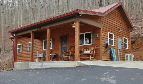 Bryson City Casa | Couple Retreat Cabin-near Smoky Mountain Railroad-Hot Tub