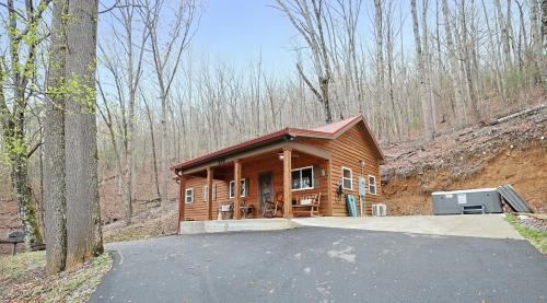 Bryson City Casa | Couple Retreat Cabin-near Smoky Mountain Railroad-Hot Tub