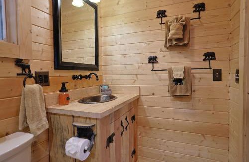 Bryson City Casa | Couple Retreat Cabin-near Smoky Mountain Railroad-Hot Tub