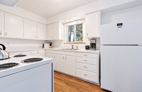 University Acres Condominio | Couple’s Getaway | Dog Friendly, Bike to Old Town!