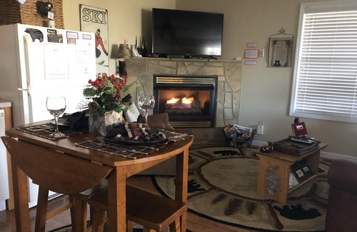 Chalet Village Cabina | Retiro de la montaña ahumada de pareja perfecta! Magníficas vistas; ¡Las fronteras GSMNP!