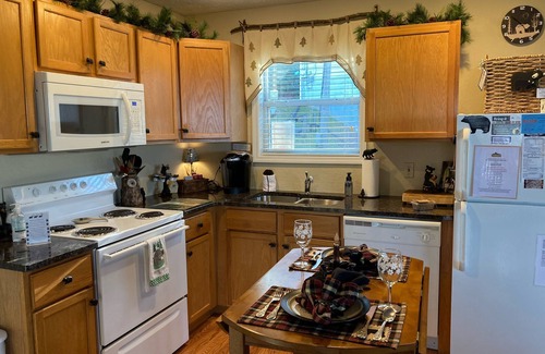 Chalet Village Cabina | Retiro de la montaña ahumada de pareja perfecta! Magníficas vistas; ¡Las fronteras GSMNP!