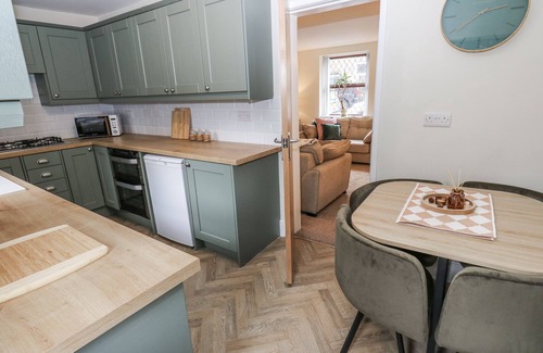 Uppermill Cabaña | COURT STREET COTTAGE, family friendly, with a garden in Uppermill