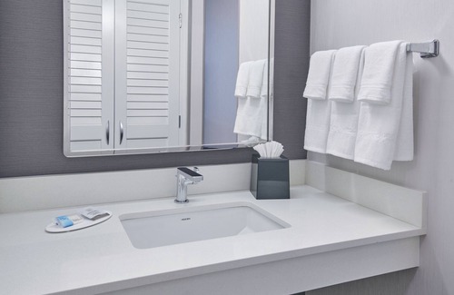 Livonia Hotel | Courtyard by Marriott Detroit Livonia