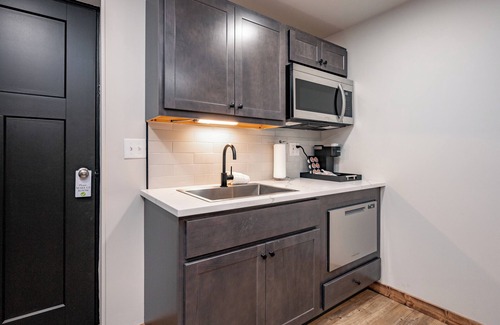 Thayerville Hotel | Cove Creek Lodge: 107 Lakeside Executive King Suite