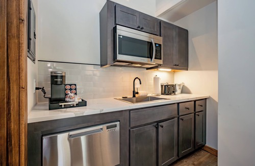 Thayerville Hotel | Cove Creek Lodge: 213 Dog Friendly Double Queen Room