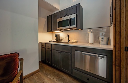 Thayerville Hotel | Cove Creek Lodge: 215 Standard Double Queen Room