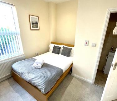 Coventry Casa | Coventry Large 4 Bath House 4 Bedroom 4 Sleeps 4 Person Suitable for NEC BHX Rugby Solihull Warwick Contractors Ricoh Arena NHS Short & Long Business Stays , Close to City Centre High Speed Wifi