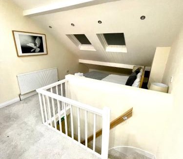 Coventry Casa | Coventry Large 4 Bath House 4 Bedroom 4 Sleeps 4 Person Suitable for NEC BHX Rugby Solihull Warwick Contractors Ricoh Arena NHS Short & Long Business Stays , Close to City Centre High Speed Wifi