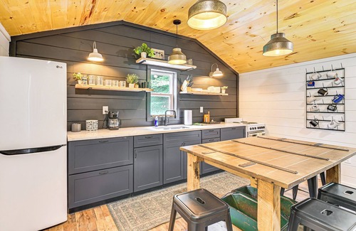 Campton Cabina | Covered Deck & Hot Tub: Cozy Retreat in Campton!