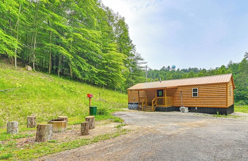 Campton Cabina | Covered Deck & Hot Tub: Cozy Retreat in Campton!